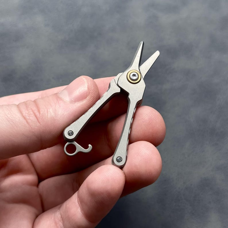 Titanium Mini Scissors with Clip – Portable EDC Grooming Tool for Nose Hair & Eyebrows, Keychain Gift for Him