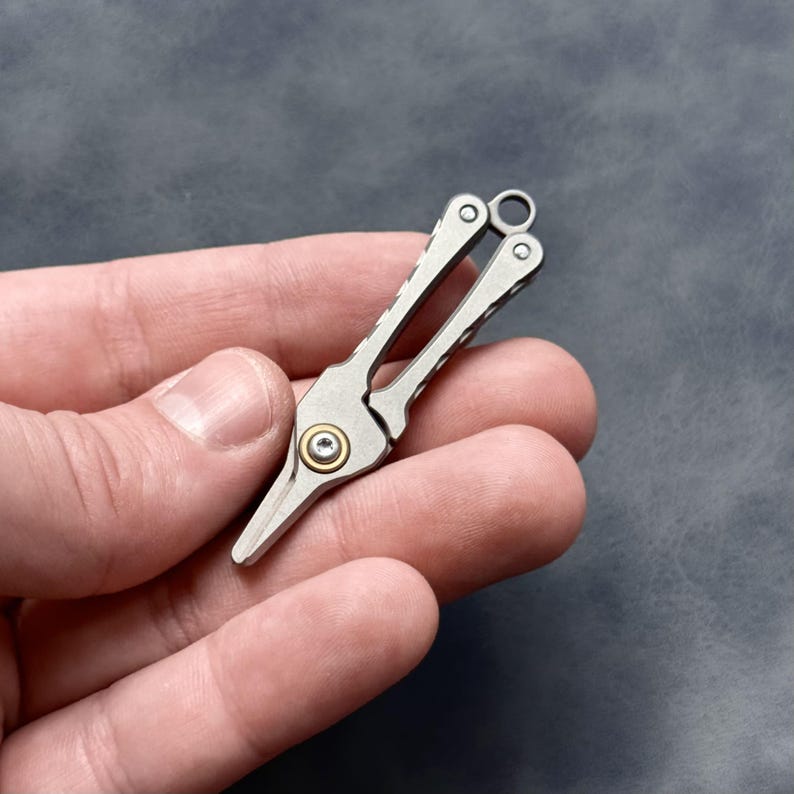 Titanium Mini Scissors with Clip – Portable EDC Grooming Tool for Nose Hair & Eyebrows, Keychain Gift for Him