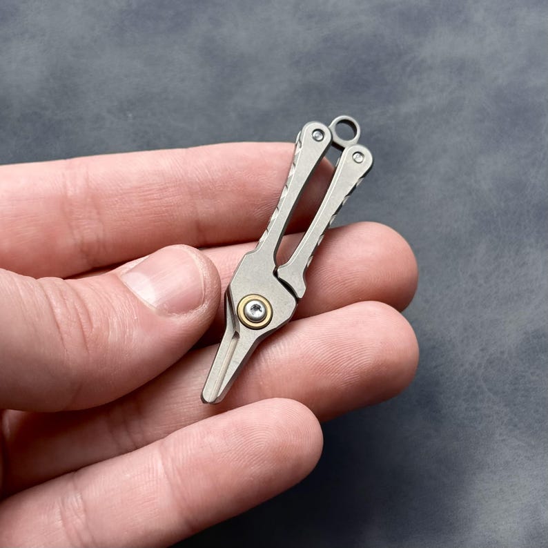 Titanium Mini Scissors with Clip – Portable EDC Grooming Tool for Nose Hair & Eyebrows, Keychain Gift for Him