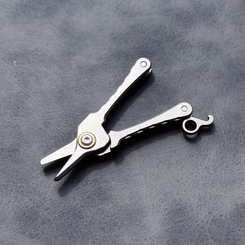 Titanium Mini Scissors with Clip – Portable EDC Grooming Tool for Nose Hair & Eyebrows, Keychain Gift for Him