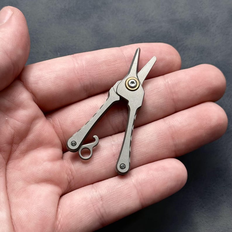 Titanium Mini Scissors with Clip – Portable EDC Grooming Tool for Nose Hair & Eyebrows, Keychain Gift for Him